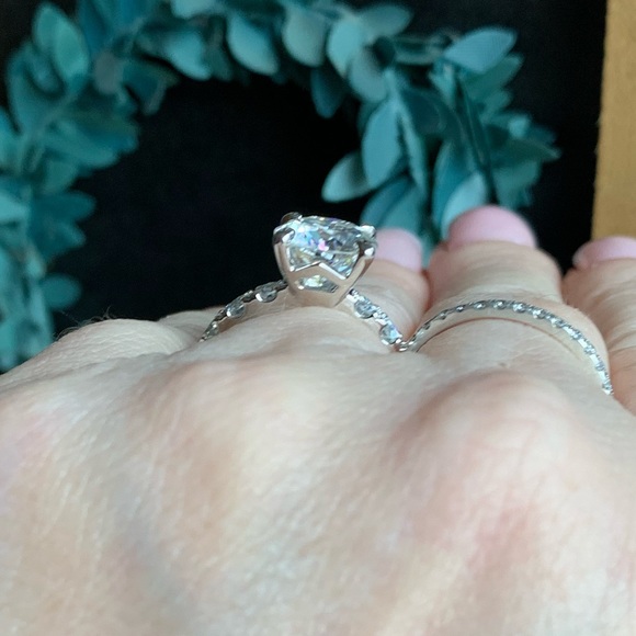 #102 Absolutely stunning 4.3cttw brilliant white Moissanite ring - Picture 3 of 11